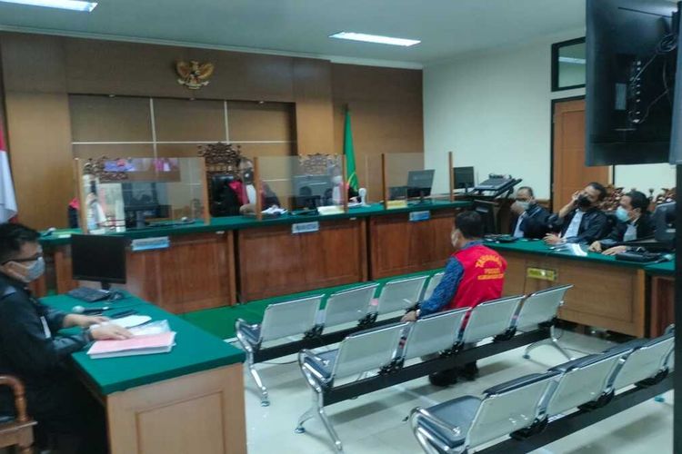 Eks Kepala Dinas Perhubungan Kota Cilegon Uteng Dedi Afendi saat mendengarkan vonis dalam kasus uap pengelolaan parkir di Pengadilan Tipikor Serang