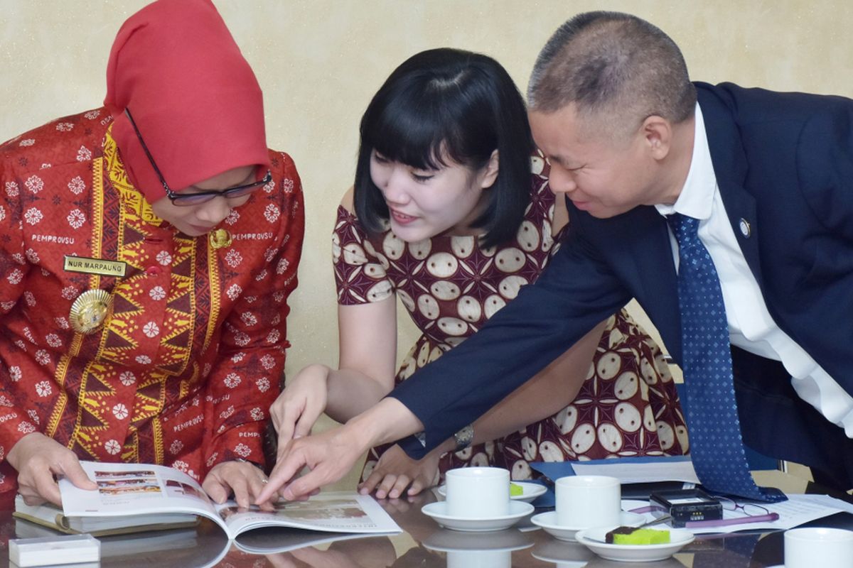 Lin Zhonqin menjelaskan kepada Nurhajizah Marpaung kawasan wisata di Kota Cheng Du, Tiongkok