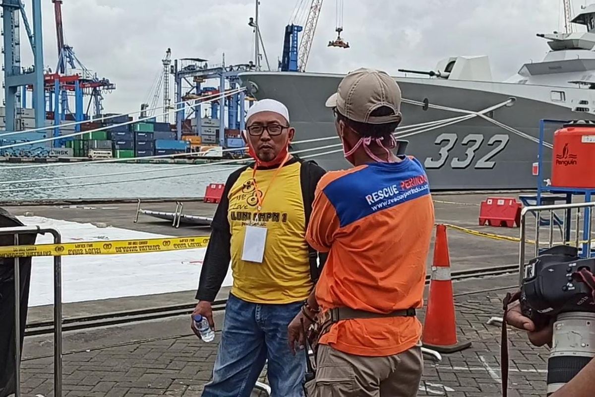 Syarif Rafiq salah satu keluarga korban Sriwijaya Air SJ 182 mendatangi JICT II, Tanjung Priok, Jakarta Utara, Kamis (14/1/2021).