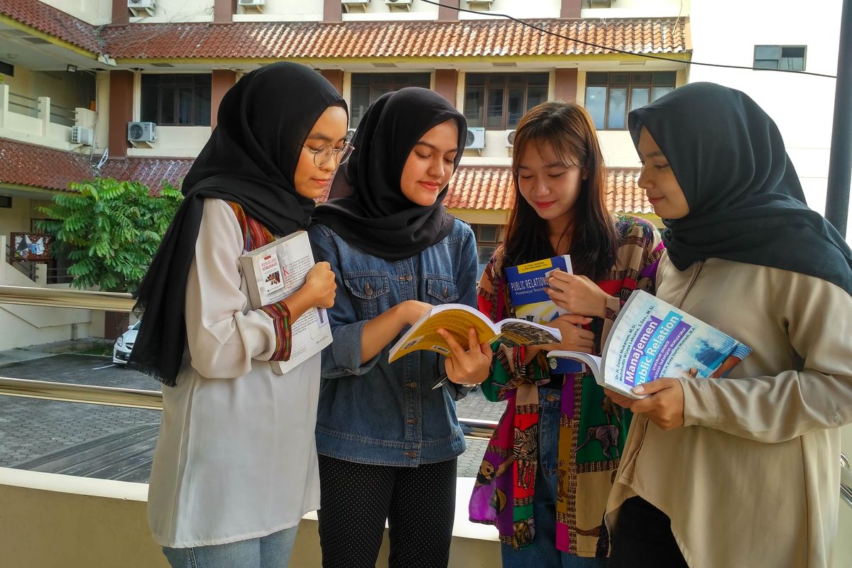 Mahasiswa Ilmu Komunikasi UPN Veteran Yogyakarta saat di kampus.