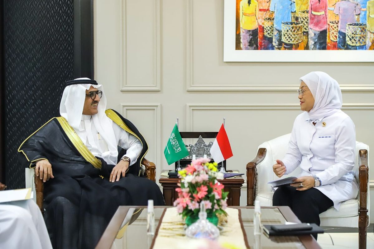 Menteri Ketenagakerjaan Ida Fauziyah saat menerima kunjungan Duta Besar (Dubes) Kerajaan Arab Saudi untuk Indonesia Faisal Abdullah H Amodi di Kantor Kemnaker Jakarta, Selasa (11/4/2023).
