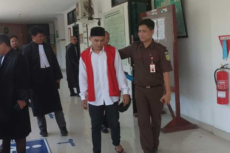 Ropiudin divonis 14 tahun penjara oleh Pengadilan Negeri Serang karena membunuh kekasihnya di pinggir Pantai Cinangka, Kabupaten Serang, Banten.