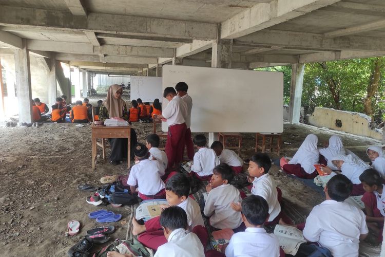 Ironi Siswa SDN Bedono 1 Demak, Punya Gedung Baru tapi Terpaksa Belajar di Kolong karena Kunci Tak Diserahkan