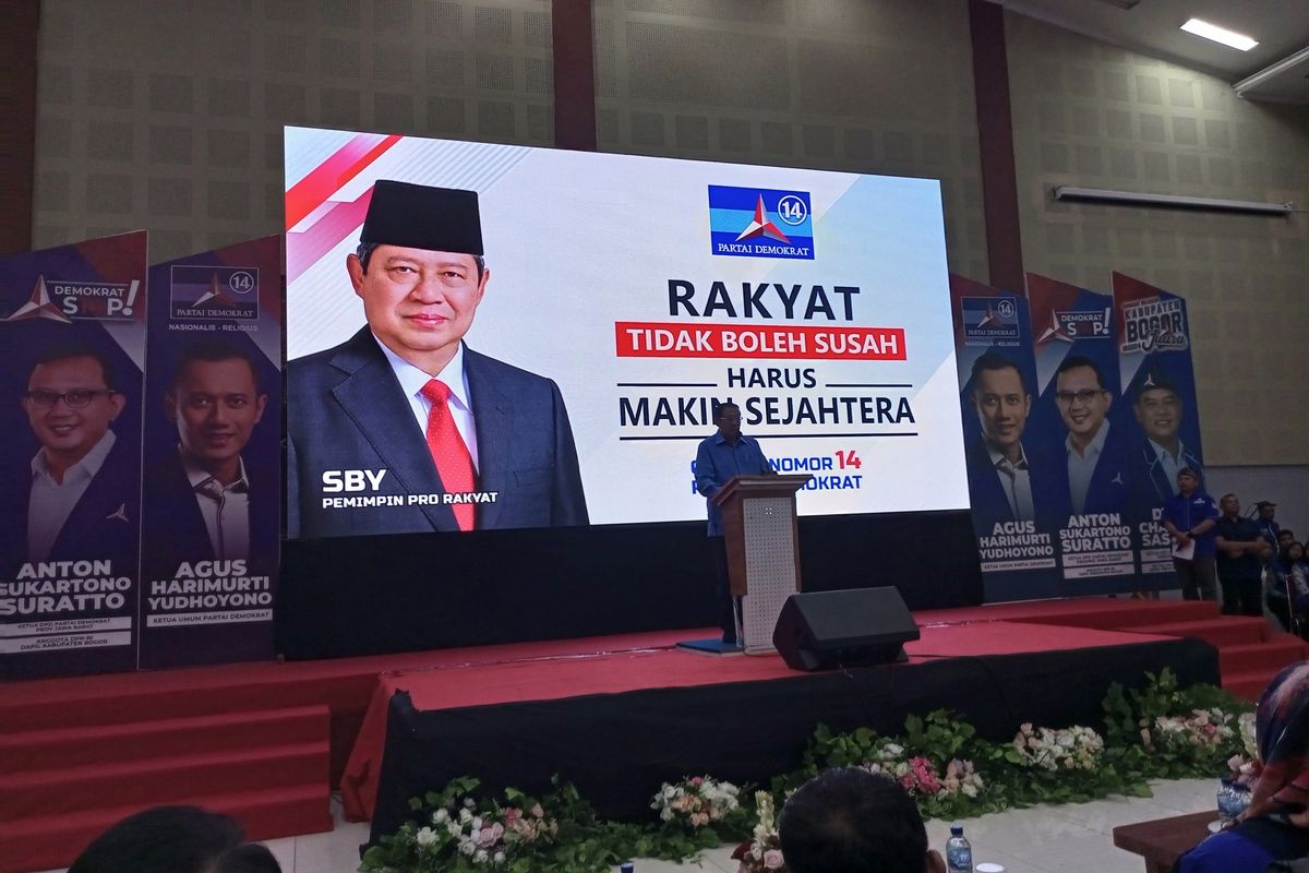 Presiden ke-6 RI Susilo Bambang Yudhoyono (SBY) berpidato dalam acara SBY Temu Masyarakat Kabupaten Bogor di Gedung Serbaguna Simalem Cibinong, Kabupaten Bogor, Jawa Tengah, Selasa (9/1/2024). Dalam kesempatan tersebut, ia bertemu dengan masyarakat, para kader dan anggota legislatif Partai Demokrat
