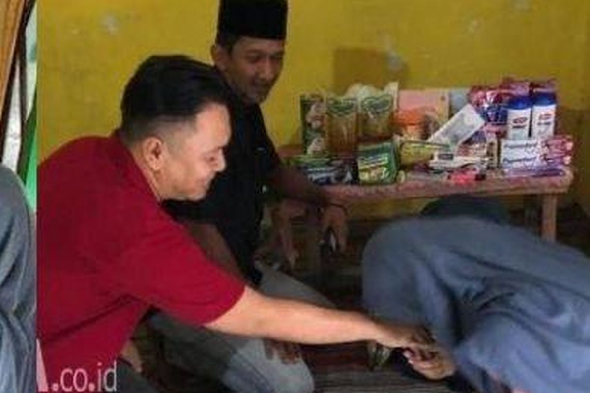 Wakil Ketua DPRD Kabupaten Jombang, Donny Anggun, berkunjung ke Kediaman Alfita Surya Dewi di Desa Kepatihan, Kecamatan Jombang, Kabupaten Jombang, Jawa Timur, Minggu (1/6/2025) . Alfita, gadis yang merawat neneknya yang sakit seorang diri. Kini, sang nenek meninggal dunia. 
