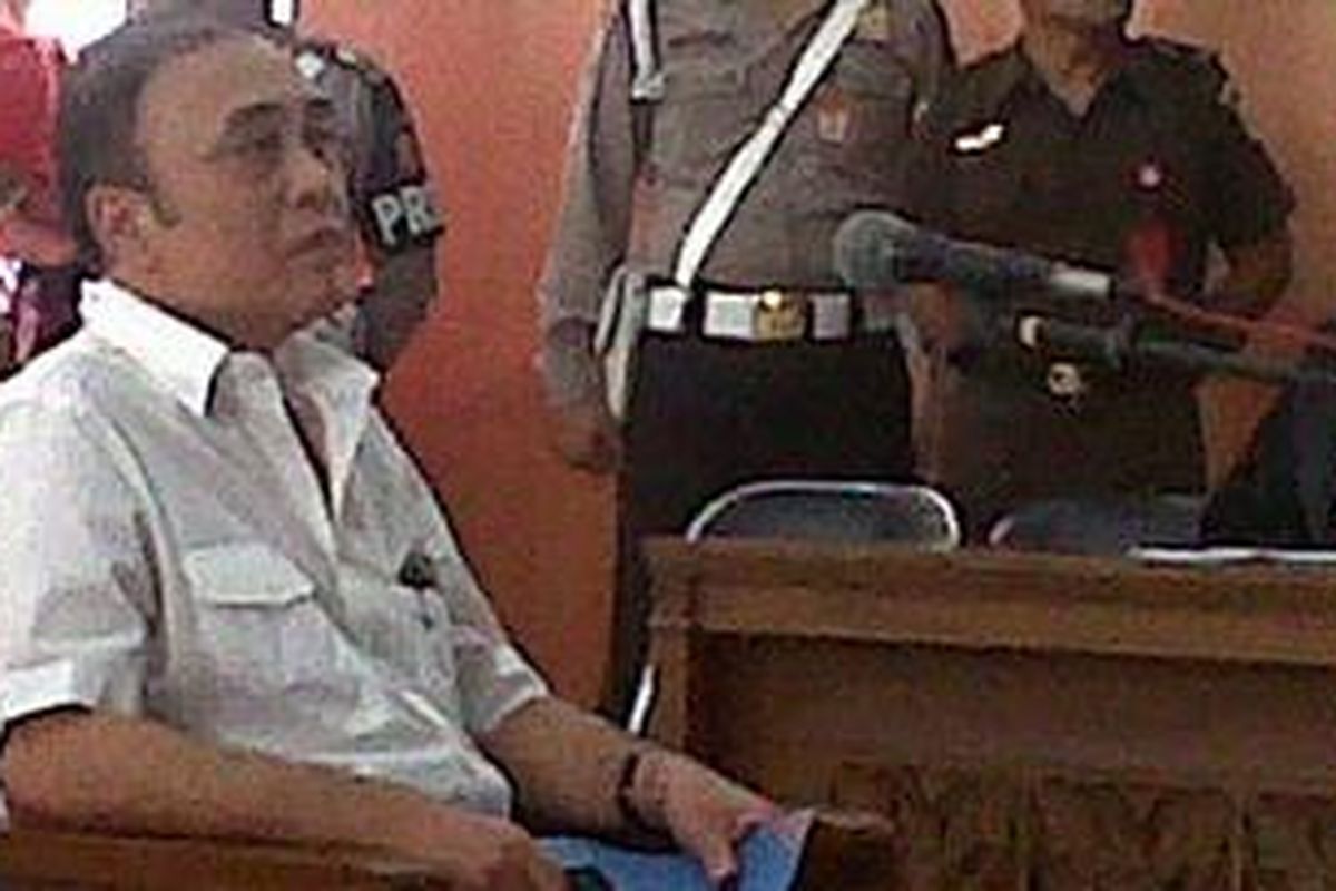 Mantan pejabat di lingkungan Departemen Luar Negeri dan mantan staf khusus Jaksa Agung Marzuki Darusman, Sjahril Djohan menghadapi sidang perdana di Pengadilan Negeri Jakarta Selatan, Senin (2/8/2010).