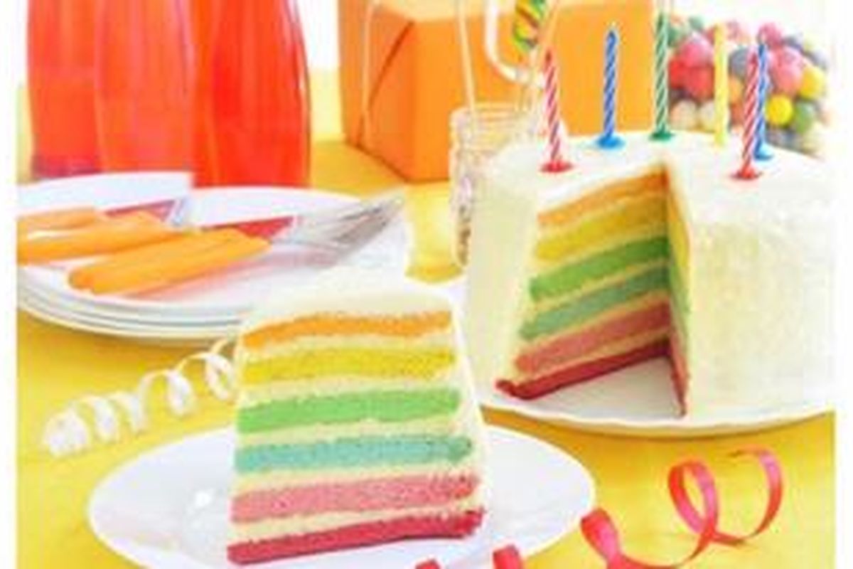 Daya tarik Rainbow Cake adalah pada tampilannya yang warna-warni mirip pelangi.
