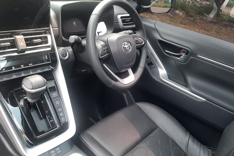 Interior Kijang Innova Zenix Hybrid