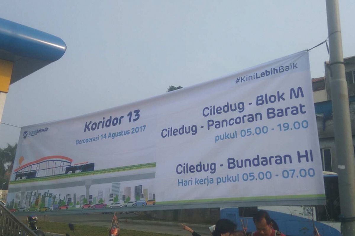 Spanduk informasi pengoperasian Koridor 13.