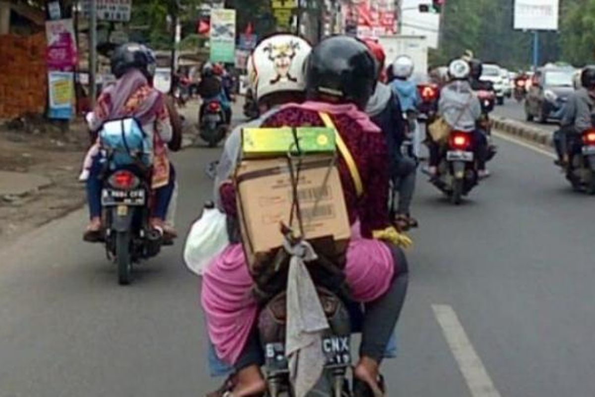 Ilustrasi pemudik yang menggunakan sepeda motor melintas di Kalimalang.
