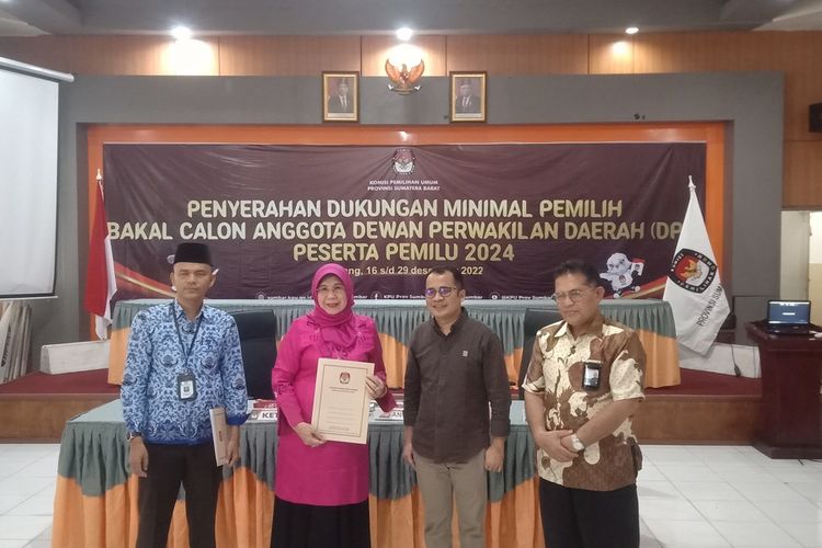 Emma Yohanna (dua kiri) menyerahkan syarat dukungan calon DPD RI ke KPU Sumbar, Kamis (22/12/2022)