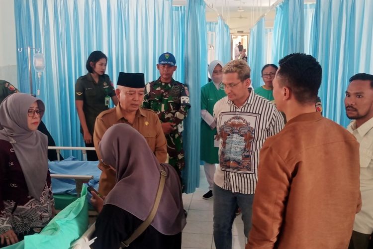Bupati Malang, Sanusi mengunjungi korban selamat dari kecelakaan maut minibus Toyota Fortuner di jalur kawasan Taman Nasional Bromo Tengger Semeru (TNBTS) tengah dirawat intensif di Rumah Sakit Tk.II dr. Soepraoen. 