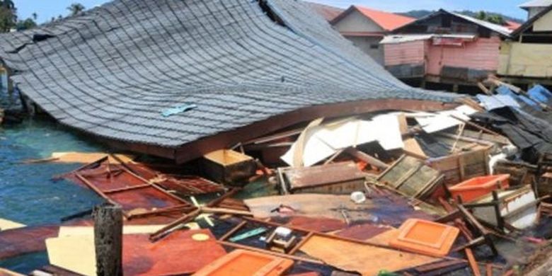 Suasana bangunan Pasar Apung Desa Tulehu yang roboh akibat gempa bumi di Ambon, Maluku, Kamis (26/9/2019). Berdasarkan data BMKG, gempa bumi tektonik dengan kekuatan 6,5 SR tersebut akibat aktivitas sesar aktif lokal. 