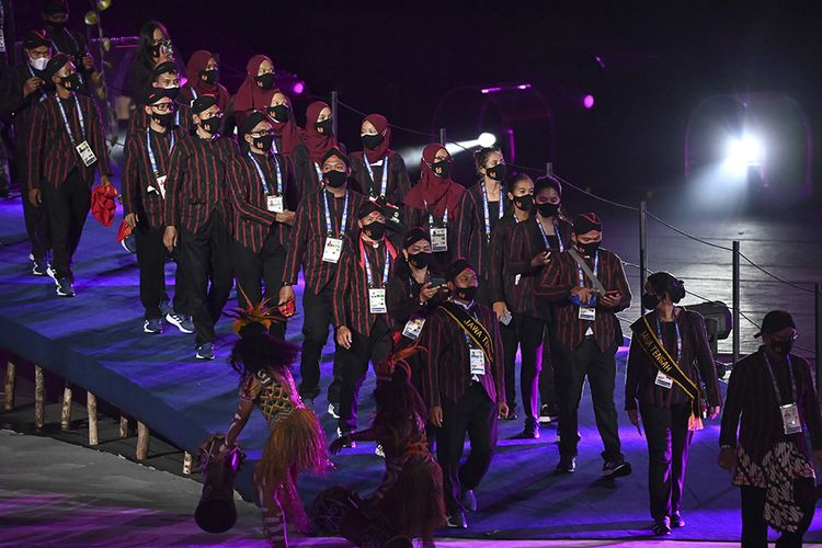 Kontingen Jawa Tengah mengikuti defile Upacara Pembukaan PON Papua di Stadion Lukas Enembe, Kompleks Olahraga Kampung Harapan, Distrik Sentani Timur, Kabupaten Jayapura, Papua, Sabtu (2/10/2021). Resmi dibuka oleh Presiden Jokowi, PON XX Papua 2021 akan berlangsung pada 2-15 Oktober 2021.