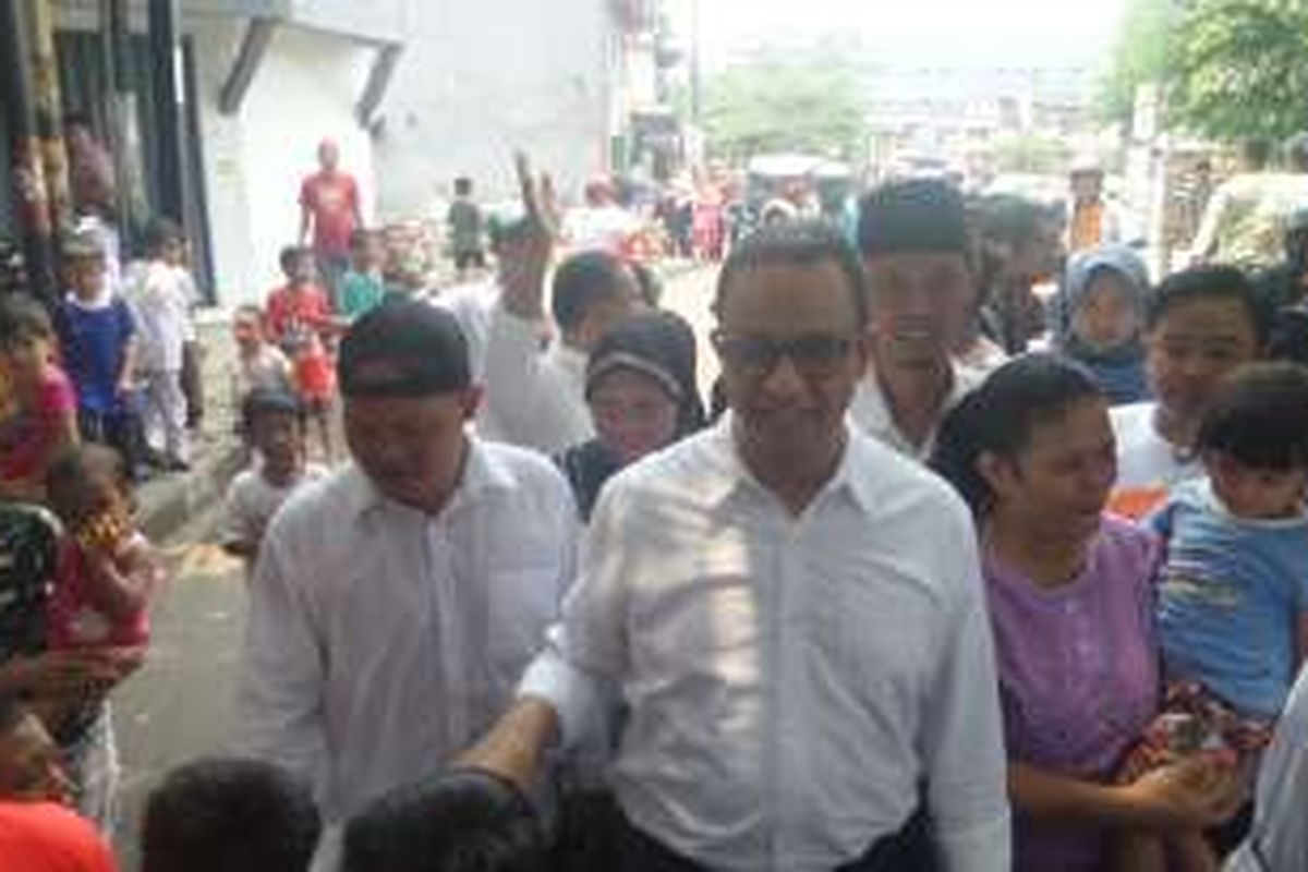 Bakal calon gubernur DKI Anies Baswedan Menyambangi sejumlah permukiman warga di Kecamatan Kebon Jeruk, Jakarta Barat, Jumat (7/10/2016)