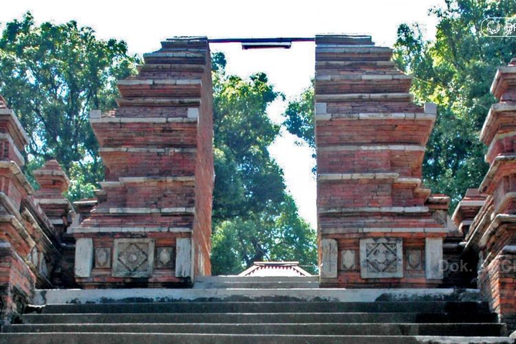 Gapura Supit Urang di Kompleks Makam Imogiri.