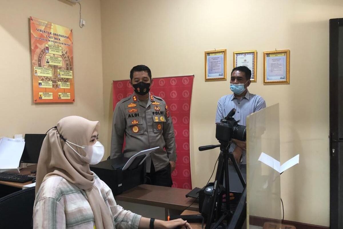 Kapolres Karawang AKBP Aldi Subartono saat memonitoring pembuatan SKCK di Polres Karawang, Selasa (10/5/2022).