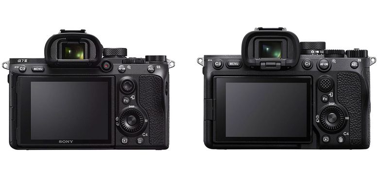 Bagian belakang (kanan) kamera mirrorless Sony A7 Mark IV.  Ada kenop baru di bawah engsel dan mode dial (PSAM) yang sepenuhnya menampilkan layar LCD untuk beralih cepat antara mode foto, video, dan S&Q (lambat dan cepat). 