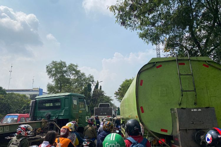 Kondisi macet di Jalan Akses Marunda, Marunda, Cilincing, Jakarta Utara pada Senin (19/6/2023). Kemacetan ini disebabkan oleh amblasnya aspal di Jembatan Jalan Akses Marunda. 