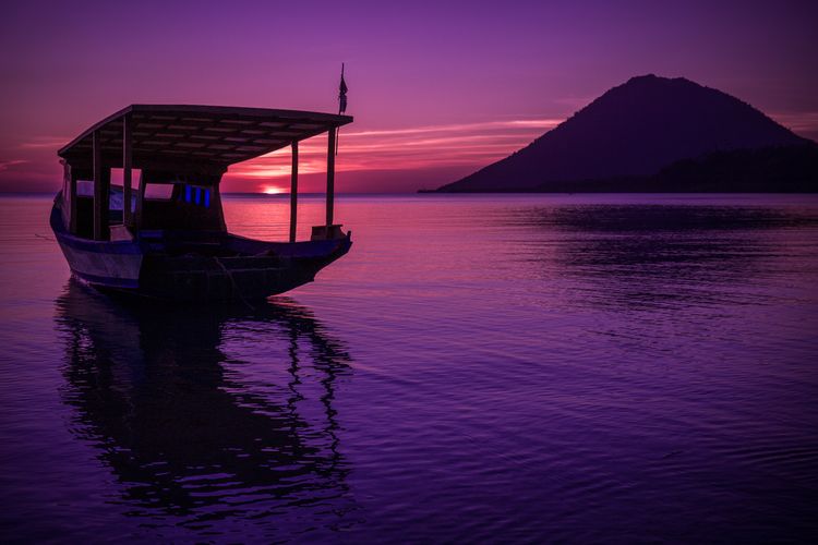 Panorama sunset di Bunaken, wisata populer Manado.