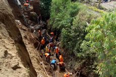 Kerahkan Anjing Pelacak, Pencarian Korban Talud Longsor Belum Buahkan Hasil