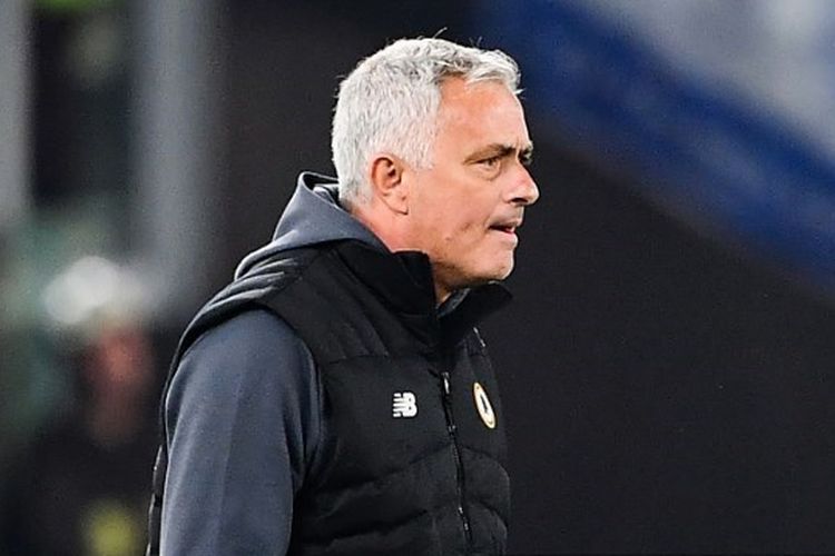Ekspresi Jose Mourinho di tengah laga AS Roma vs Leicester City pada laga leg kedua semifinal Conference League di Stadion Olimpico, Jumat (6/5/2022).