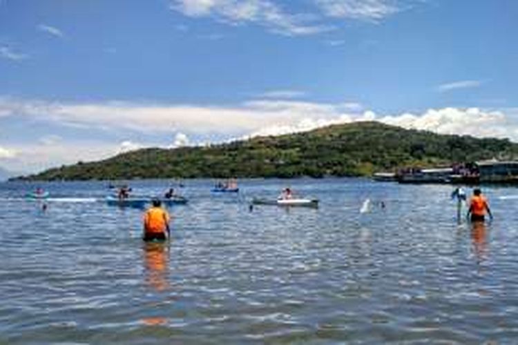 Perlombaan solu di Pantai Hutanagodang Muara dalam Festival Danau Toba 2016 di Muara, Tapanuli Utara, Sumatera Utara, Sabtu (10/9/2016).