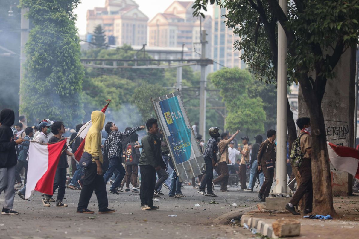 Pelajar melakukan Aksi Tolak RUKHP di Belakang Gedung DPR/MPR, Palmerah, Jakarta Barat, Rabu (25/9/2019).