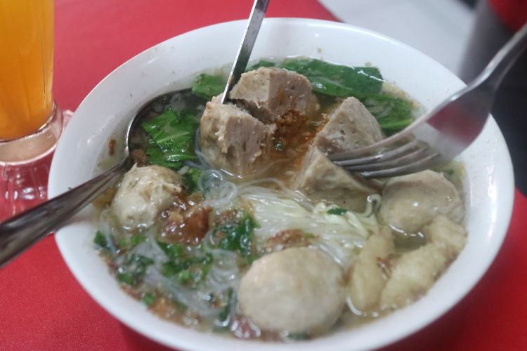 Seporsi bakso bom pedas di kedai Bakso Bom mas Erwin, Tebet Barat, Jakarta. Hidangan ini merupakan unggulan dari kedai tersebut, bakso besar berisikan cabai rawit merah digiling dengan daging sapi, Selasa (11/7/2017). 