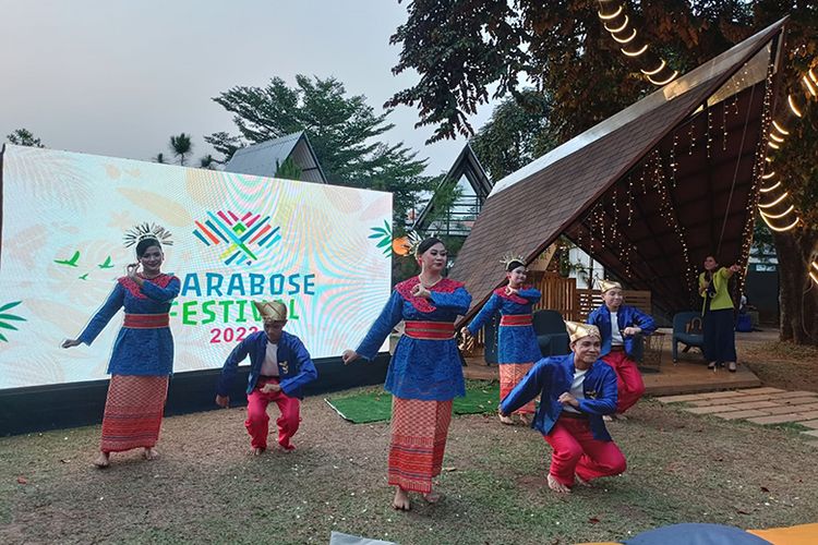 Salah satu tarian khas Halmahera Selatan dipertontonkan kepada pengunjung yang hadir dalam acara Soft Launching Festival Marabose 2023 di Synthesis Huis, Cijantung, Jakarta Timur, Sabtu (22/7/2023). 
