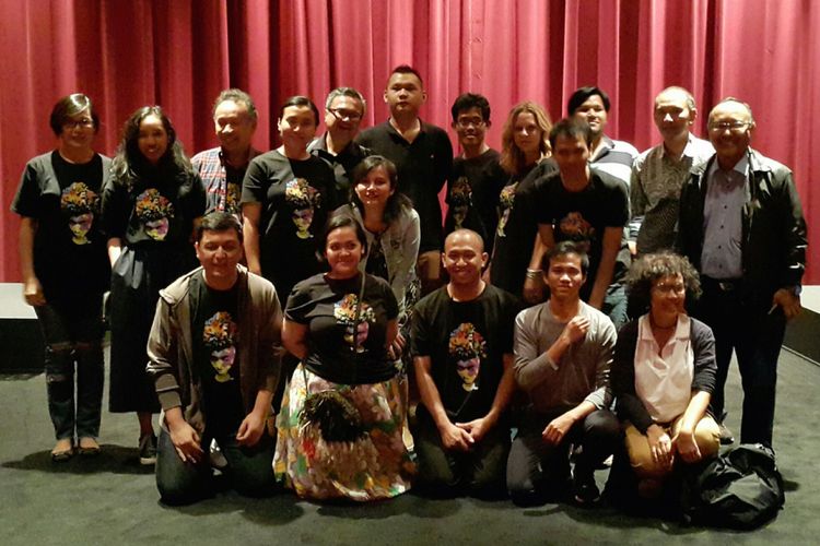 Penyelenggara Indonesian Film Festival 2017 di New York bersama para pendukung berfoto bersama setelah pemutaran film terakhir dalam festival yang digelar 17-19 Agustus 2017 di SAV Theater.