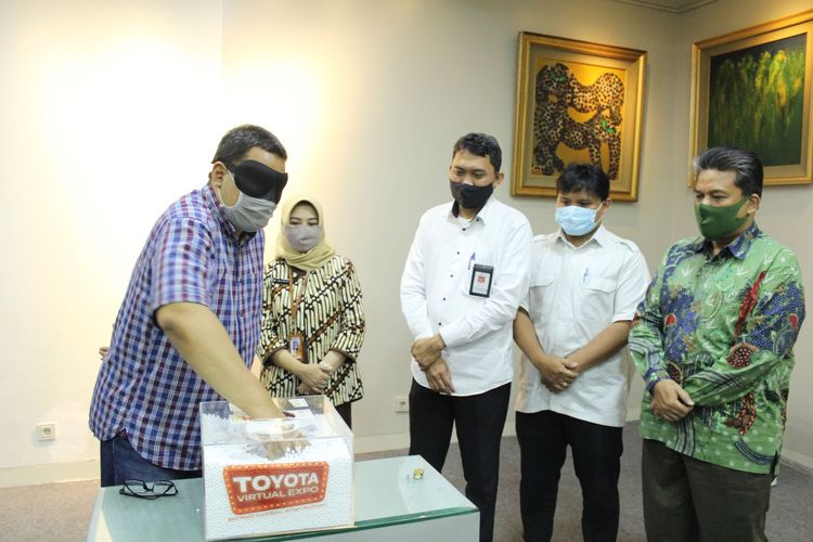 Pengundian pemenang grand prize Toyota Virtual Expo di mana pelanggan bernama Agustina Wahyu Wulandarie asal kota Jakarta berhasil mendapatkan hadiah grand prize senilai Rp100 juta. 