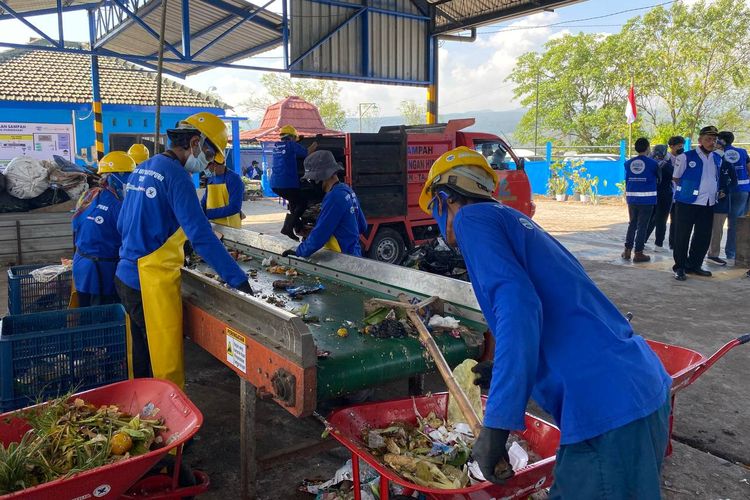 Para pekerja tengah melakukan pemilahan sampah yang didapat dari rumah-rumah warga di TPS3R ABI Martopuro Purwosari, Pasuruan, Jawa Timur, Rabu (20/7/2022).