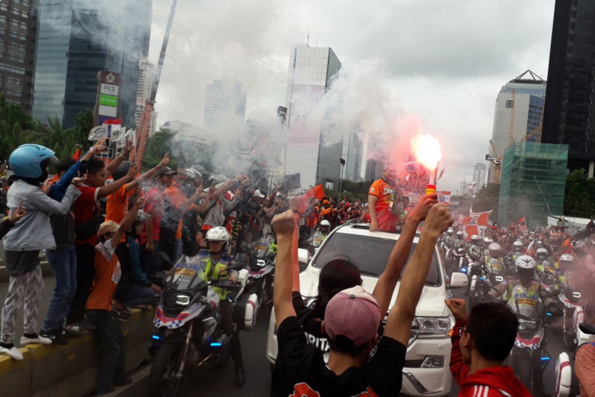 Suasana parade perayaan Persija Jakarta menjuarai Liga 1 di Jakarta, Sabtu (15/12/2018). Parade mengambil rute dari Plaza Barat Stadion Utama Gelora Bung Karno menuju Balai Kota.
