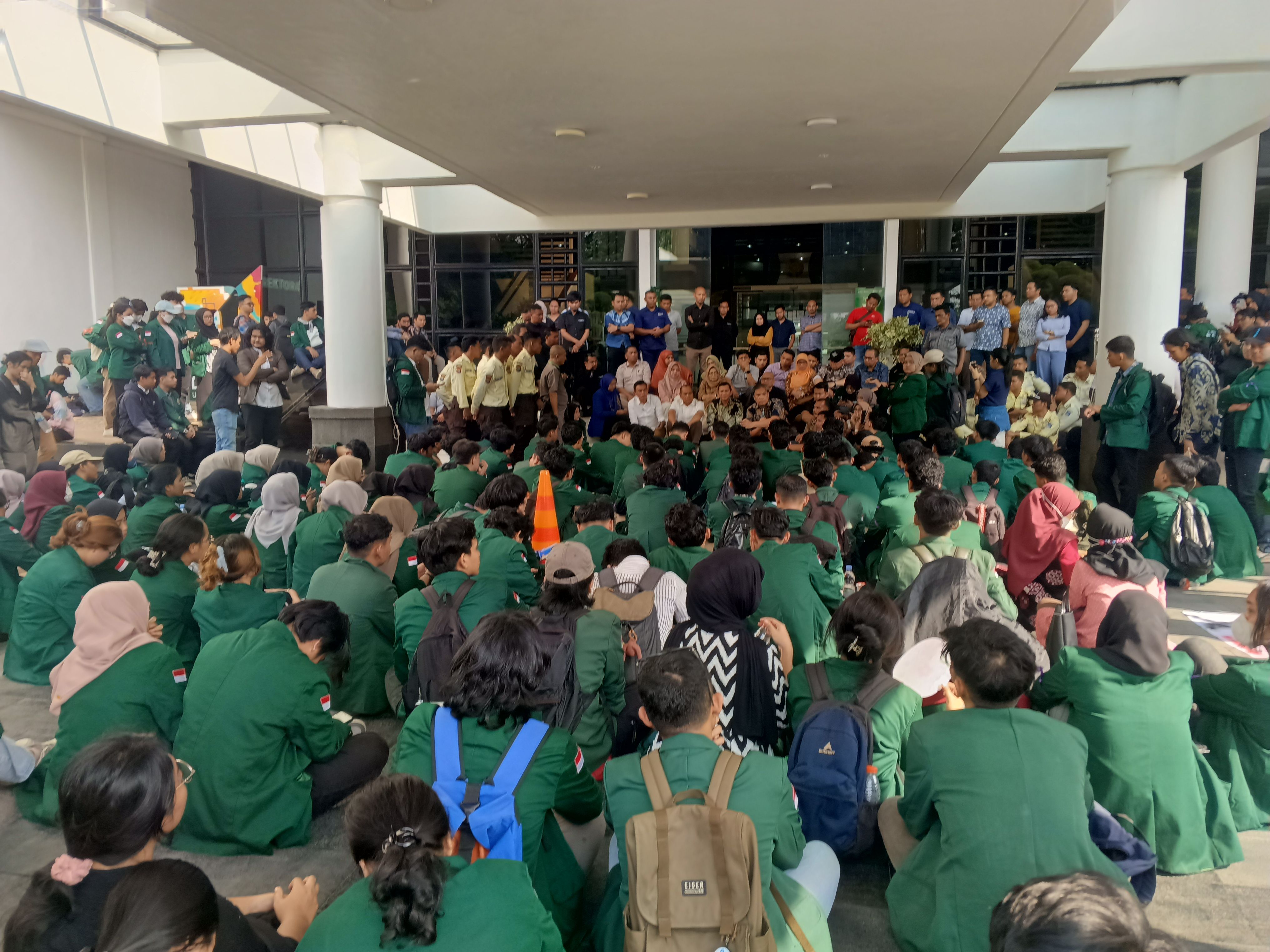 BEM USU Demo UKT Naik, Ada Mahasiswa Nyaris Ngutang ke Pinjol untuk Bayar Kuliah