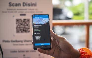 Pengunjung memindai kode batang (QR Code) melalui aplikasi PeduliLindungi di Pintu Gerbang Utama Timur, Taman Impian Jaya Ancol, Jakarta, Selasa (14/9/2021). Taman Impian Jaya Ancol menjadi salah satu dari 20 destinasi wisata yang ditetapkan oleh Kementerian Pariwisata dan Ekonomi Kreatif sebagai lokasi uji coba tahap awal penerapan aplikasi PeduliLindungi sebagai syarat masuk tempat wisata di masa PPKM. ANTARA FOTO/Aprillio Akbar/aww.