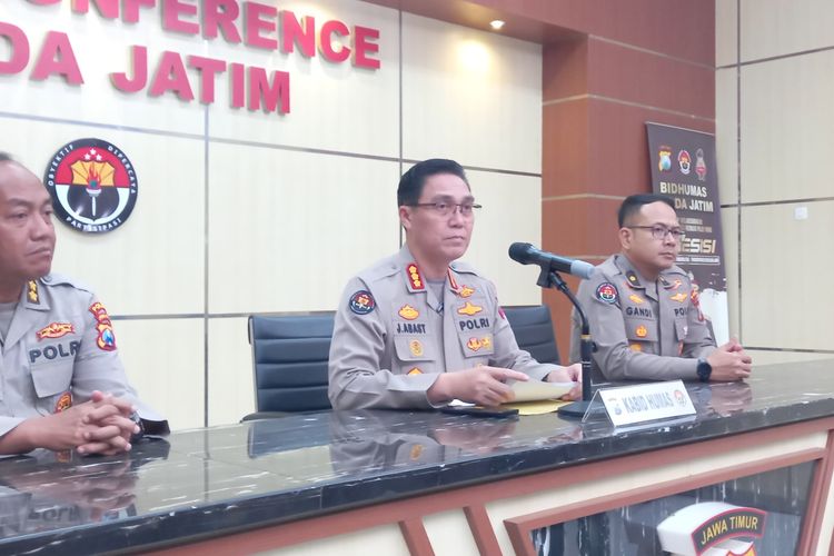 Kabid Humas Polda Jatim Kombes Pol Jules Abraham Abast merilis hasil penangkapan pelaku anarkis di Polda Jatim, Senin (1/9/2025)