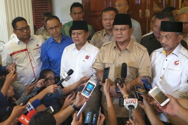 Ketua Umum Partai Gerindra Prabowo Subianto seusai bertemu dengan Presiden Partai Keadilan Sejahtera (PKS) Sohibul Iman dan Sekjen Partai Amanat Nasional (PAN) Eddy Soeparno di kediaman pribadinya, Jalan Kertanegara, Kebayoran, Jakarta Selatan, Kamis (1/3/2018).  Dalam pertemuan tersebut hadir pula pasangan Mayjen TNI (Purn) Sudrajat dan Ahmad Syaikhu yang maju dalam Pilkada Jawa Barat 2018.