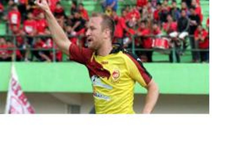 Pemain Sriwijaya FC Goran Ljubojevi? melakukan selebrasi usai menjebol gawang PBR pada laga perdana QNB League 2015 di Stadion Jakabaring, Palembang, Sabtu (4/4/2015).