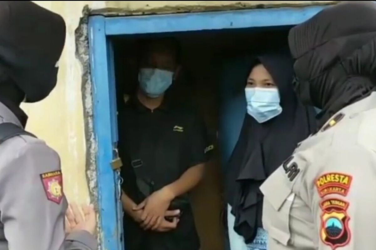 Anggota Polresta Solo saat memberikan bantuan kepada warga yang viral seusai memposting sepatu untuk dibarter dengan susu.