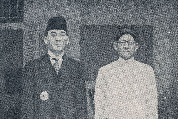 Soekarno (kiri) dengan sang ayah Raden Soekemi Sosrodihardjo (kanan).