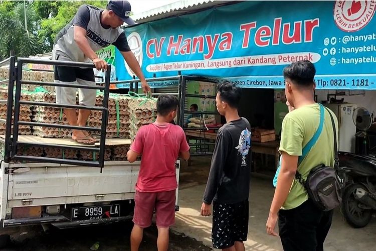 Sejumlah warga sedang membeli telur di Toko Hanya Telur Cirebon, di Desa Kejuden, Kecamatan Depok, Kabupaten Cirebon, Rabu (1/6/2022)