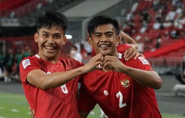 Pesepak bola Timnas Indonesia Pratama Arhan (kanan) melakukan selebrasi dengan rekannya Witan Sulaeman usai menjebol gawang Timnas Malaysia dalam pertandingan grup B Piala AFF 2020 di National Stadium, Singapura, Minggu (19/12/2021). Indonesia menang dengan skor 4-1 dan lolos ke babak semifinal Piala AFF.
