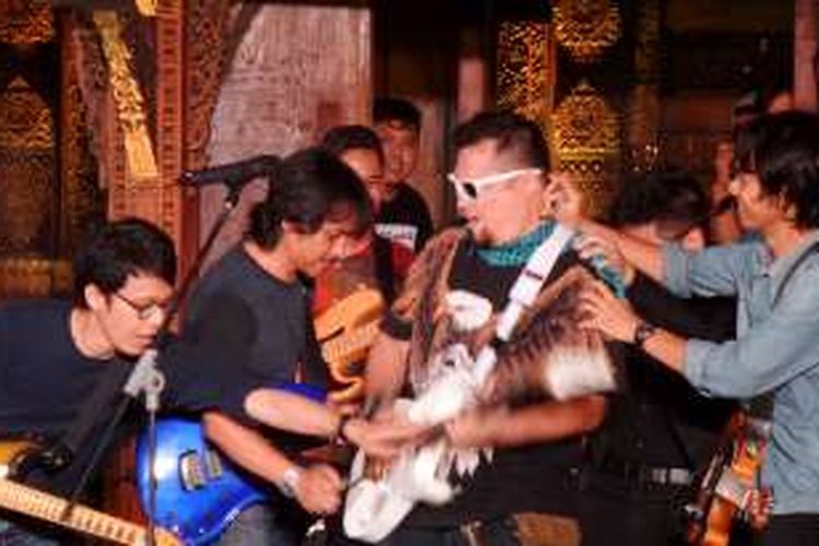 Lima gitaris yang tergabung dalam Six Strings, yaitu Dewa Budjana, Tohpati, Aria Baron, Baim, dan Eross Candra, tampil di Bentara Budaya Jakarta (BBJ), Jalan Palmerah Selatan 17, Kamis (12/5/2016).