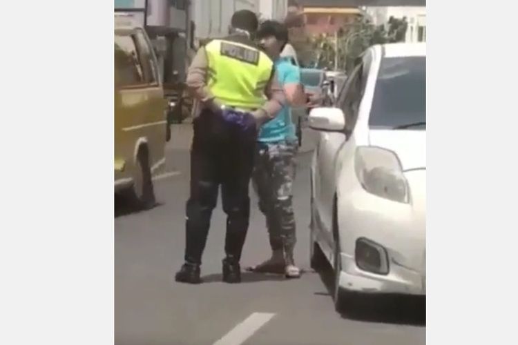 Viral video polisi lalu lintas di Medan diduga melakukan pungli dan meludahi pengendara mobil di Jl MT Haryono Medan, Sabtu (11/4/2020). 