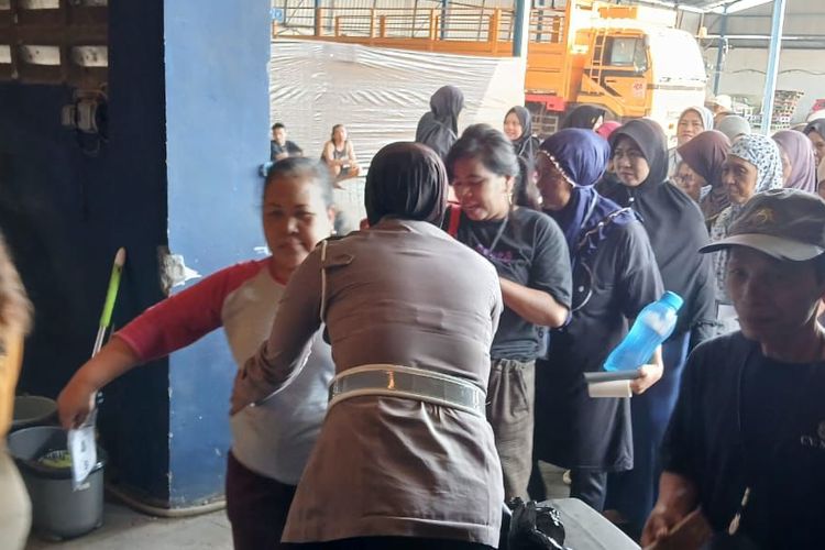 Polwan dari Polres Pasuruan memeriksa satu persatu petugas lipat surat suara di gudang KPU Kabupaten Pasuruan, Selasa (29/10/2024) 