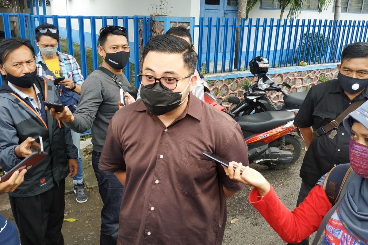Calon Bupati Kediri Hanindhito Himawan Permana saat memantau pencoblosan di dekat rumahnya Perumahan Budaya Cipta, Sukorejo, Ngasem, Kabupaten Kediri, Jawa Timur, Rabu (9/12/2020). 