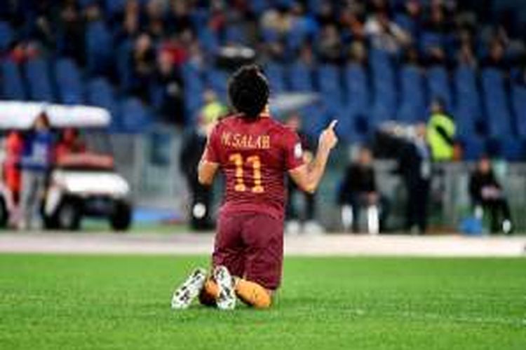 Pemain sayap AS Roma, Mohamed Salah, melakukan selebrasi dengan bersyukur seusai menjebol gawang Bologna, Minggu (6/11/2016). 