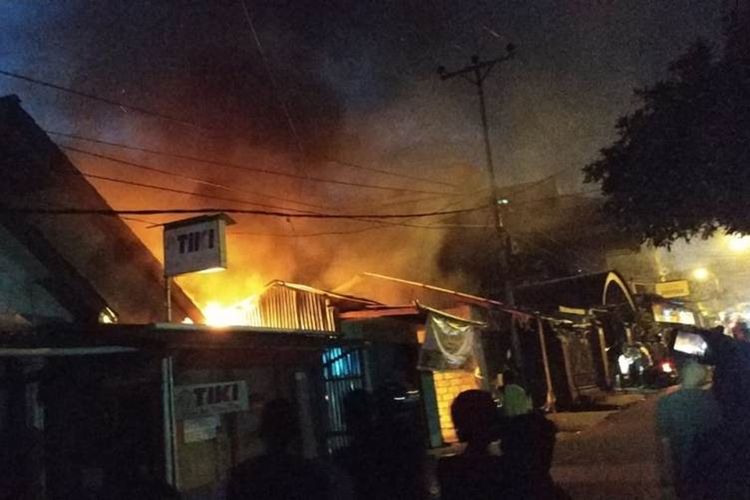 Kebakaran menghanguskan dua rumah dan sebuah warung makan di kawasan Kebun Cengkeh, Batu Merah, Kecamatan Sirimau, Ambon Minggu malam (29/9/2019)