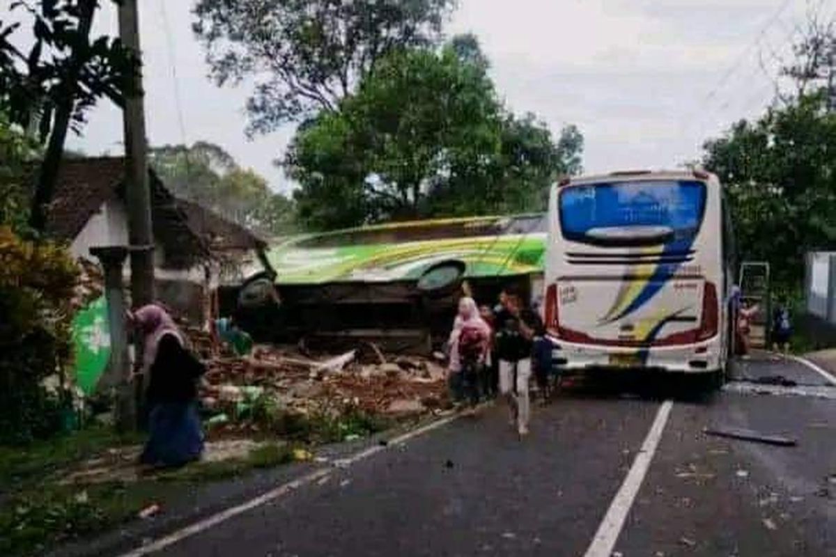 Bus pariwisata yang ditumpangi rombongan siswa TK Al-Hidayah Blitar mengalami kecelakaan di kawasan Desa Watuagung, Kecamatan Prigen, Kabupaten Pasuruan, Selasa (14/2/2023) sekitar pukul 17.30 WIB.